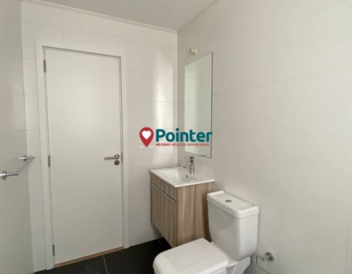 Alquilo Apartamento de 1 dormitorio con terraza y parrillero, cochera, Parque Rod&oacute;