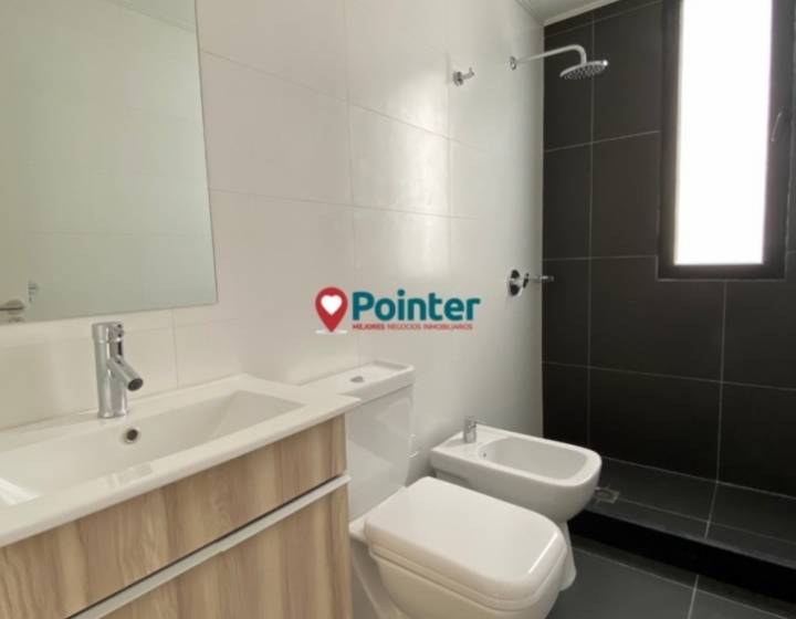 Alquilo Apartamento de 1 dormitorio con terraza y parrillero, cochera, Parque Rod&oacute;