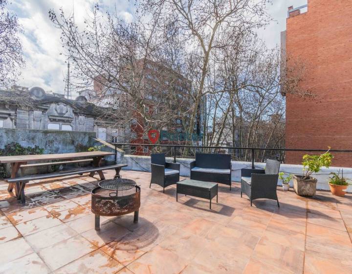 VENTA PH DE ALTOS 3 DORMITORIOS Y BARBACOA EN CORDON SUR.