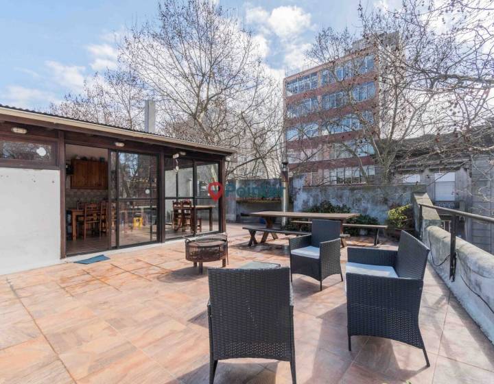 VENTA PH DE ALTOS 3 DORMITORIOS Y BARBACOA EN CORDON SUR.