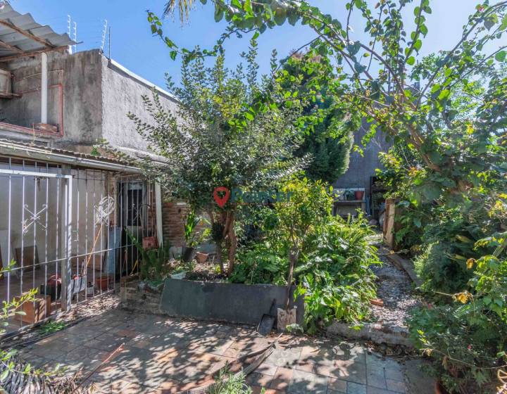 VENTA CASA PADRON UNICO 4 DORMITORIOS A PASOS DE AVDA. MILLAN  A RECICLAR