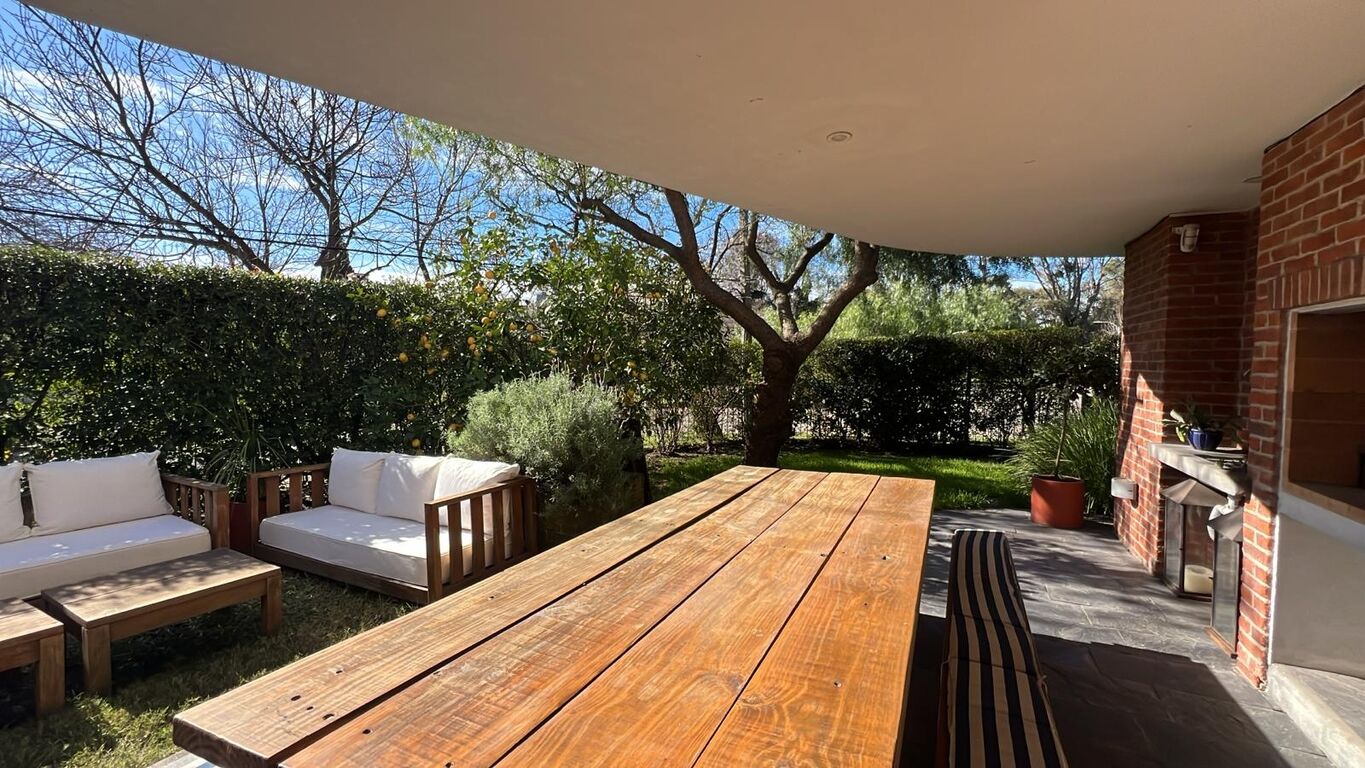 Apartamento en Carrasco, con Jardín y Parrillero
