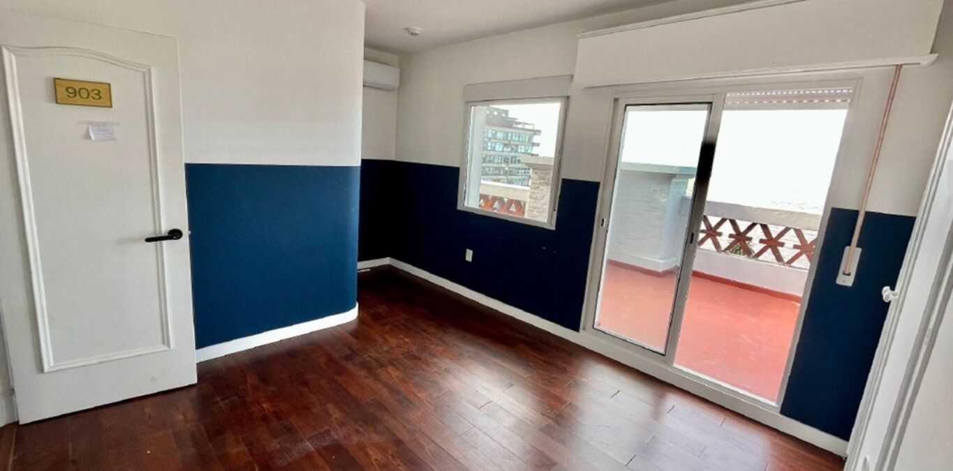 Penthouse de Oficinas Frente a Plaza Gomensoro — imagen 3