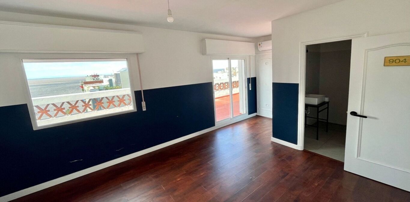 Penthouse de Oficinas Frente a Plaza Gomensoro — imagen 4