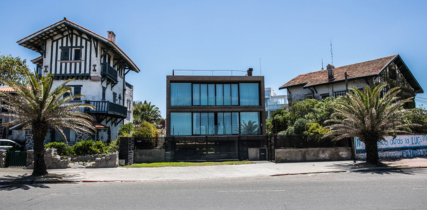 Edificio sobre Rambla del Centro de Carrasco