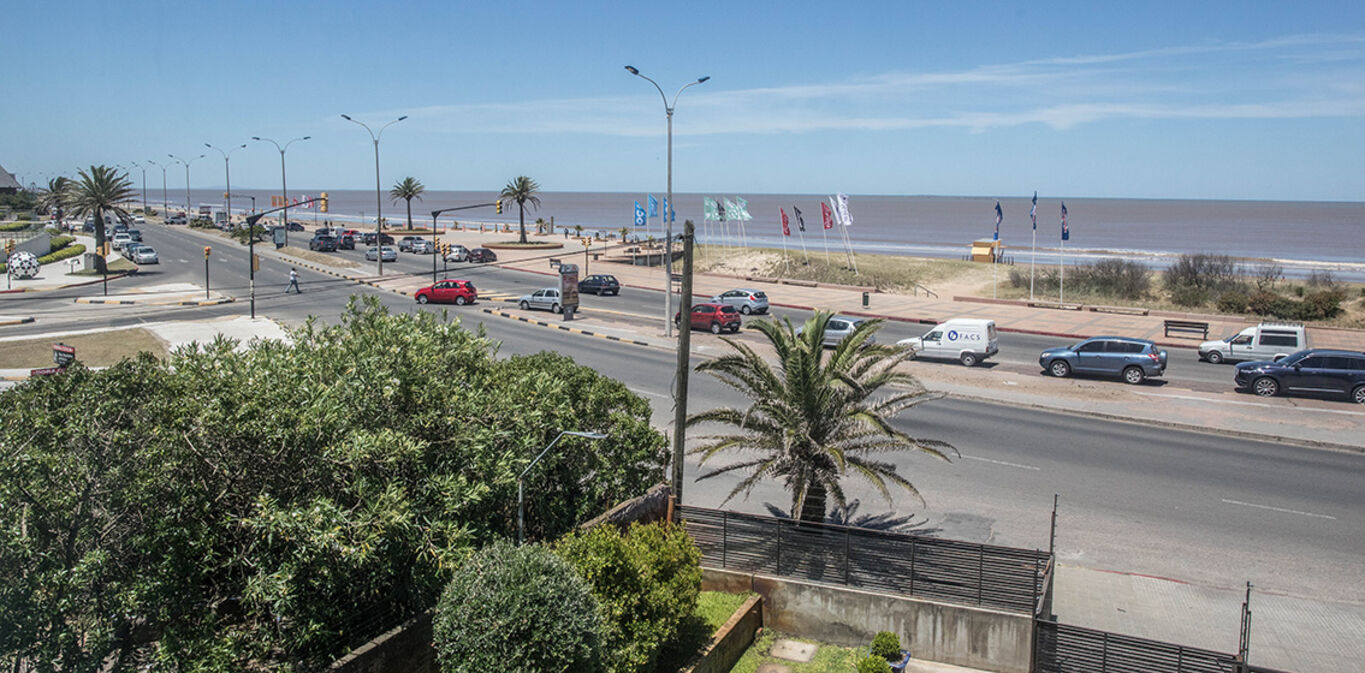 Edificio sobre Rambla del Centro de Carrasco — imagen 6