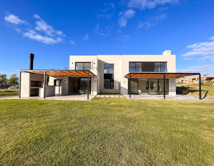 Casa en Venta con Renta en Altos de la Tahona