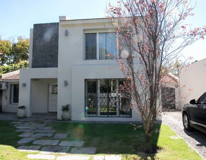 Casa en Venta con Renta en Carrasco