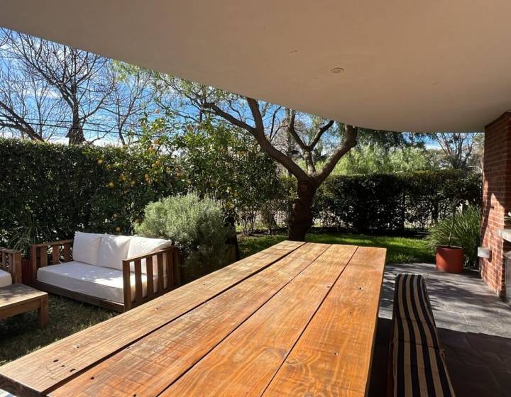Apartamento en Carrasco, con Jardín y Parrillero