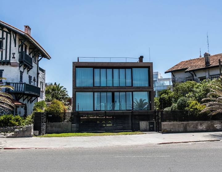 Edificio sobre Rambla del Centro de Carrasco